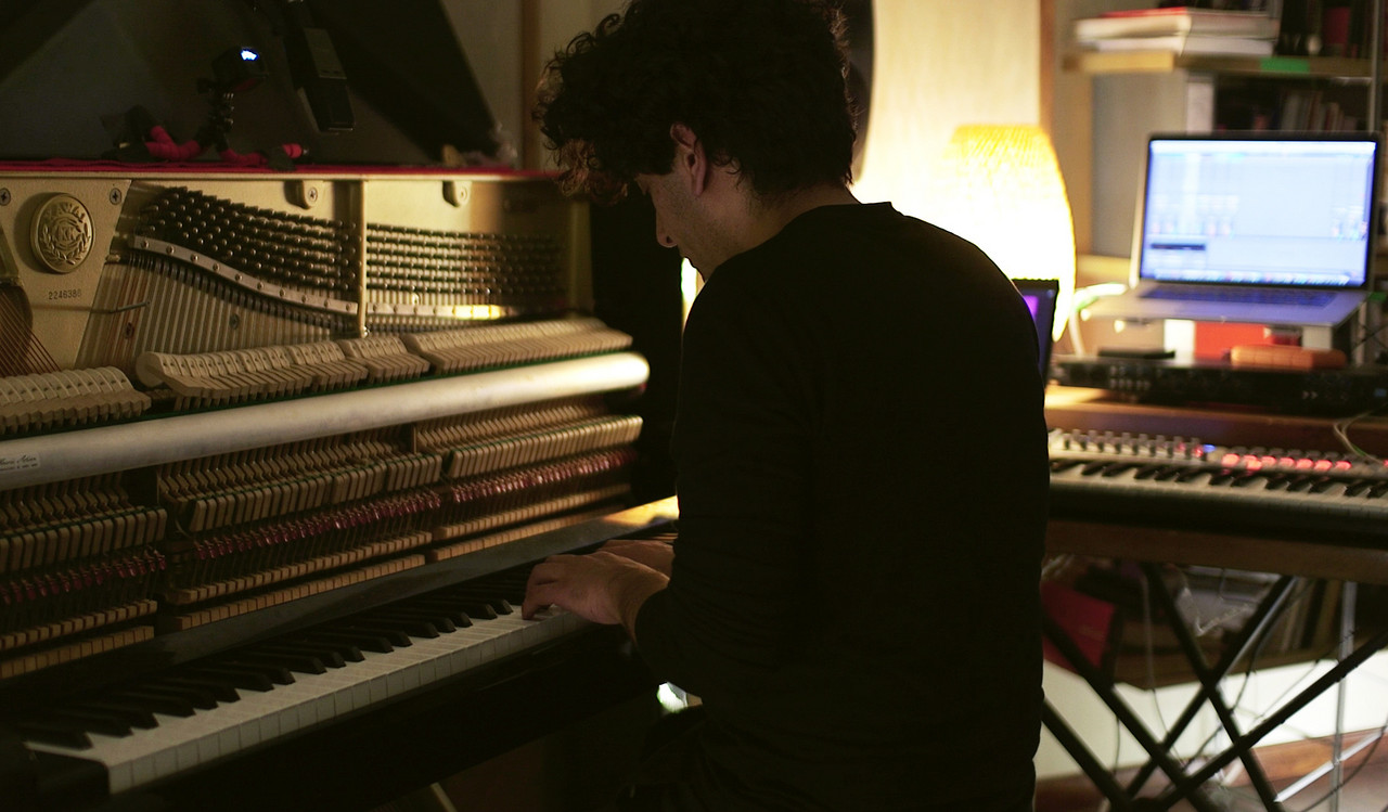 Khyam Allami at One Hertz Studios, Beirut, working on »Kawalees: Part II« using his virtual/acoustic piano setup through Comma