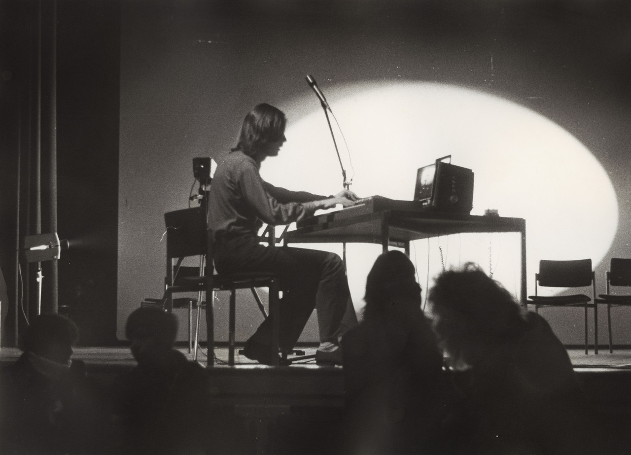 Erkki Kurenniemi performing.