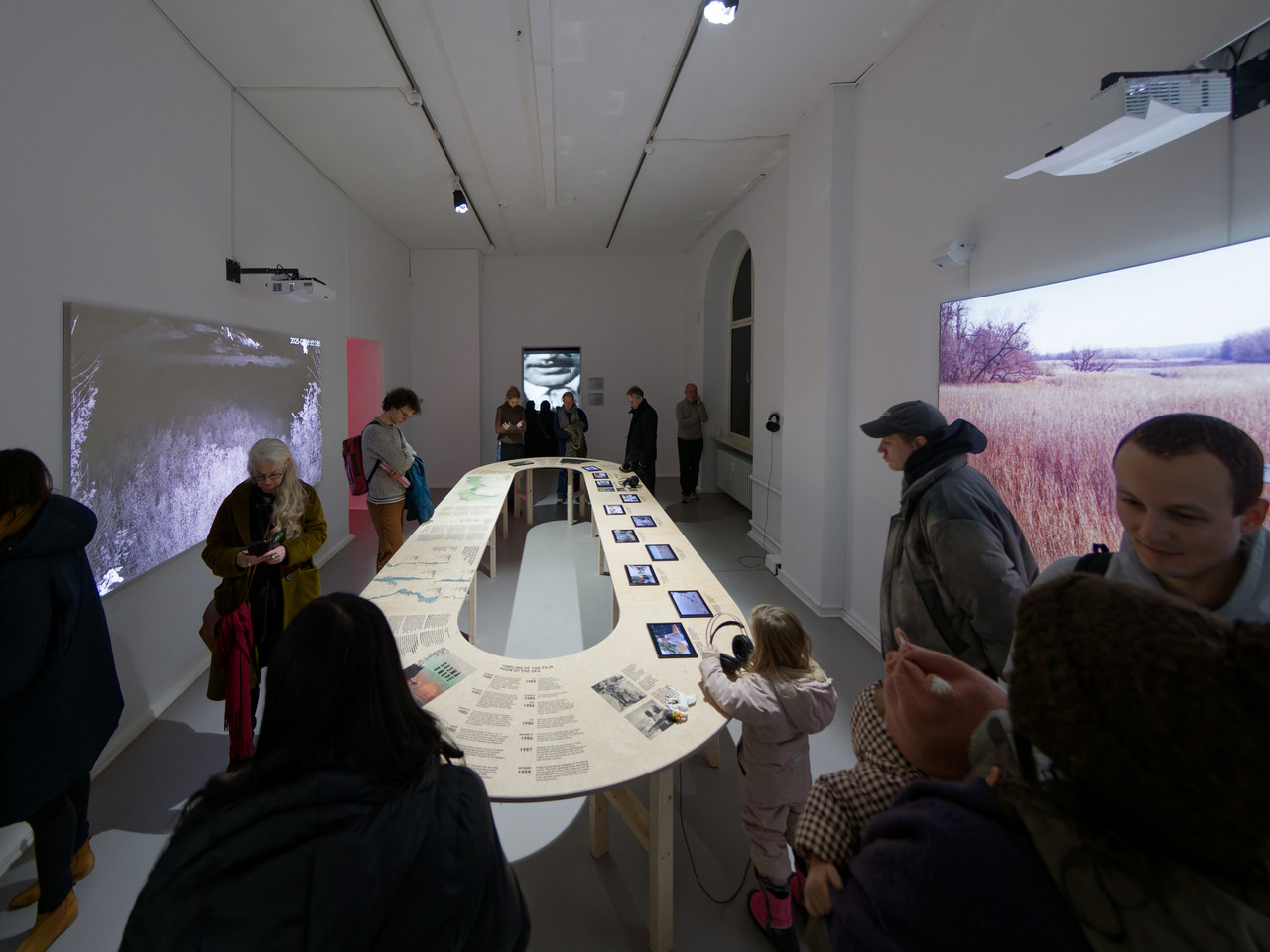 Viewing »The Forest« by Zhanna Kadyrova at the opening of the »Echoes of Tumult« exhibition