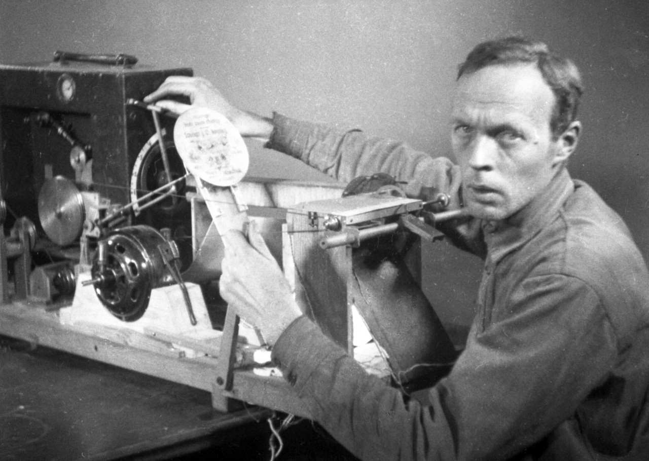 Evgeny Sholpo works with the first version of the Variophone in Leningrad in 1932