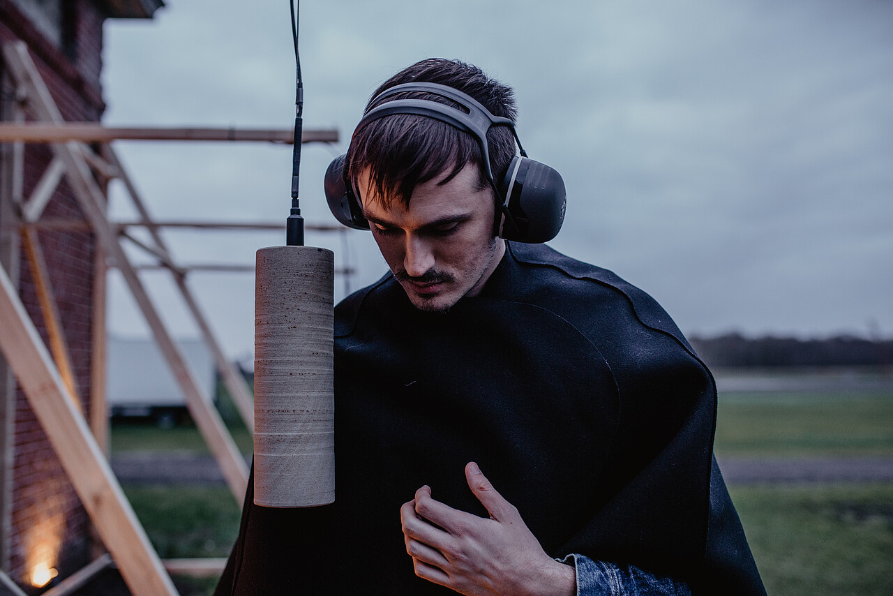 Visitor listening to »The Intimate Earthquake Archive«