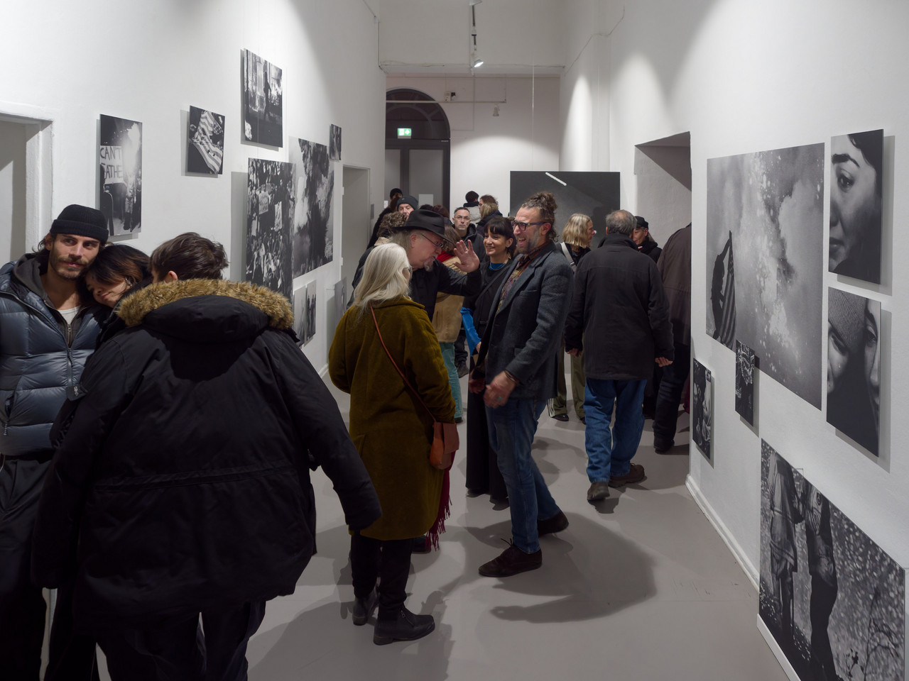 Viewing the photo series »Aura« by Hoda Afshar at the opening of the »Echoes of Tumult« exhibition