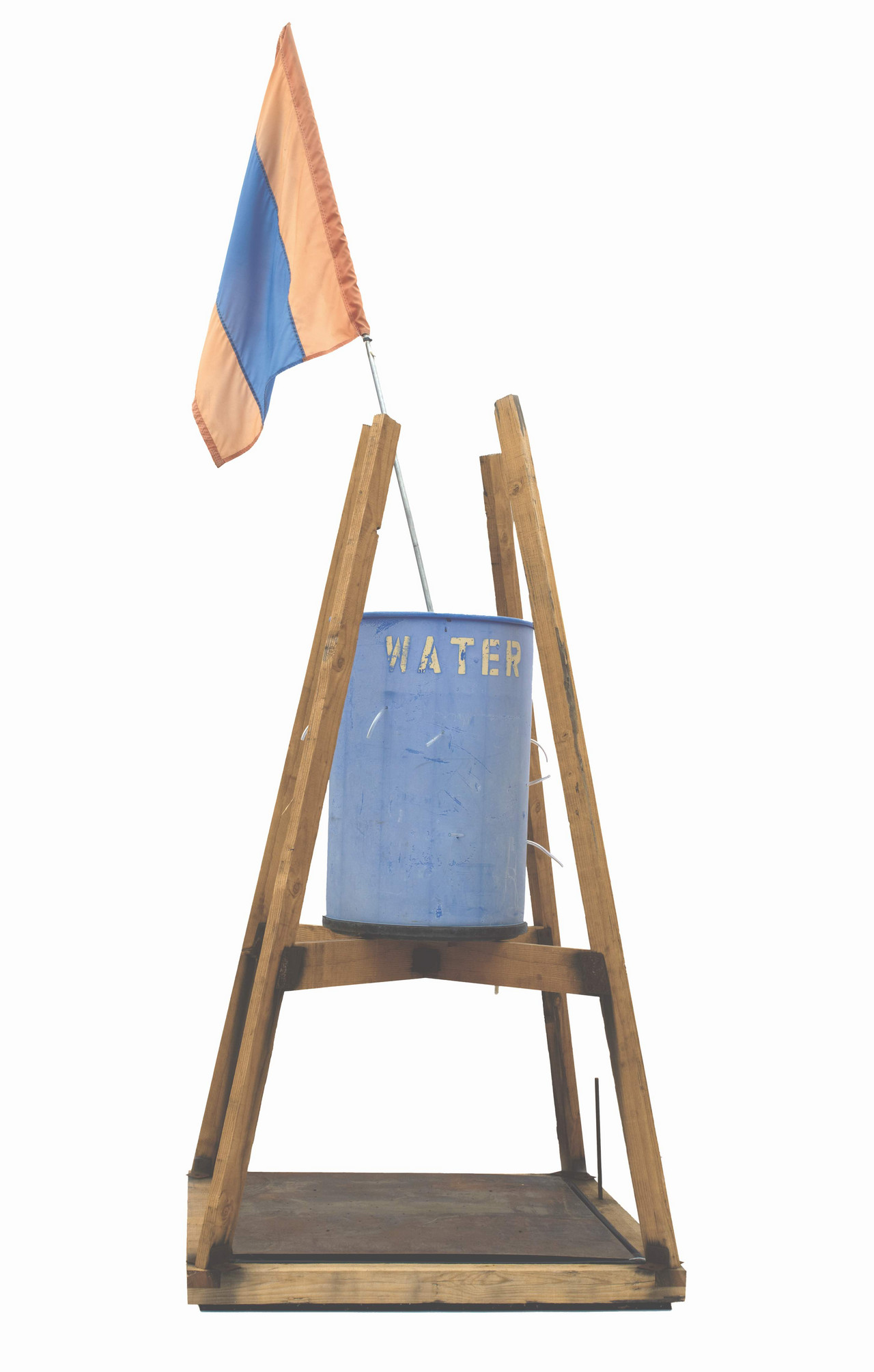 Guillermo Galindo »Fuente de lágrimas« (Fountain of Tears), 2015. This barrel was once a water station for migrants, now pierced by bullets as a result of vandalism. Water drips from small holes onto a metal plate, like rain falling onto a tin roof